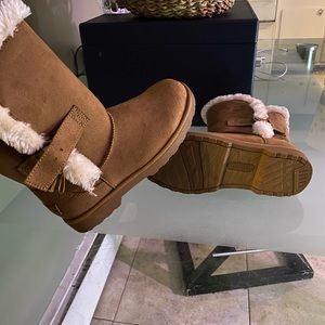 Big girls Winter boots Makalu brand color chestnut  size 5 brand new never worn